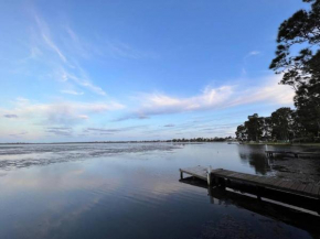 Waterfront Lake House with private jetty, Gorokan